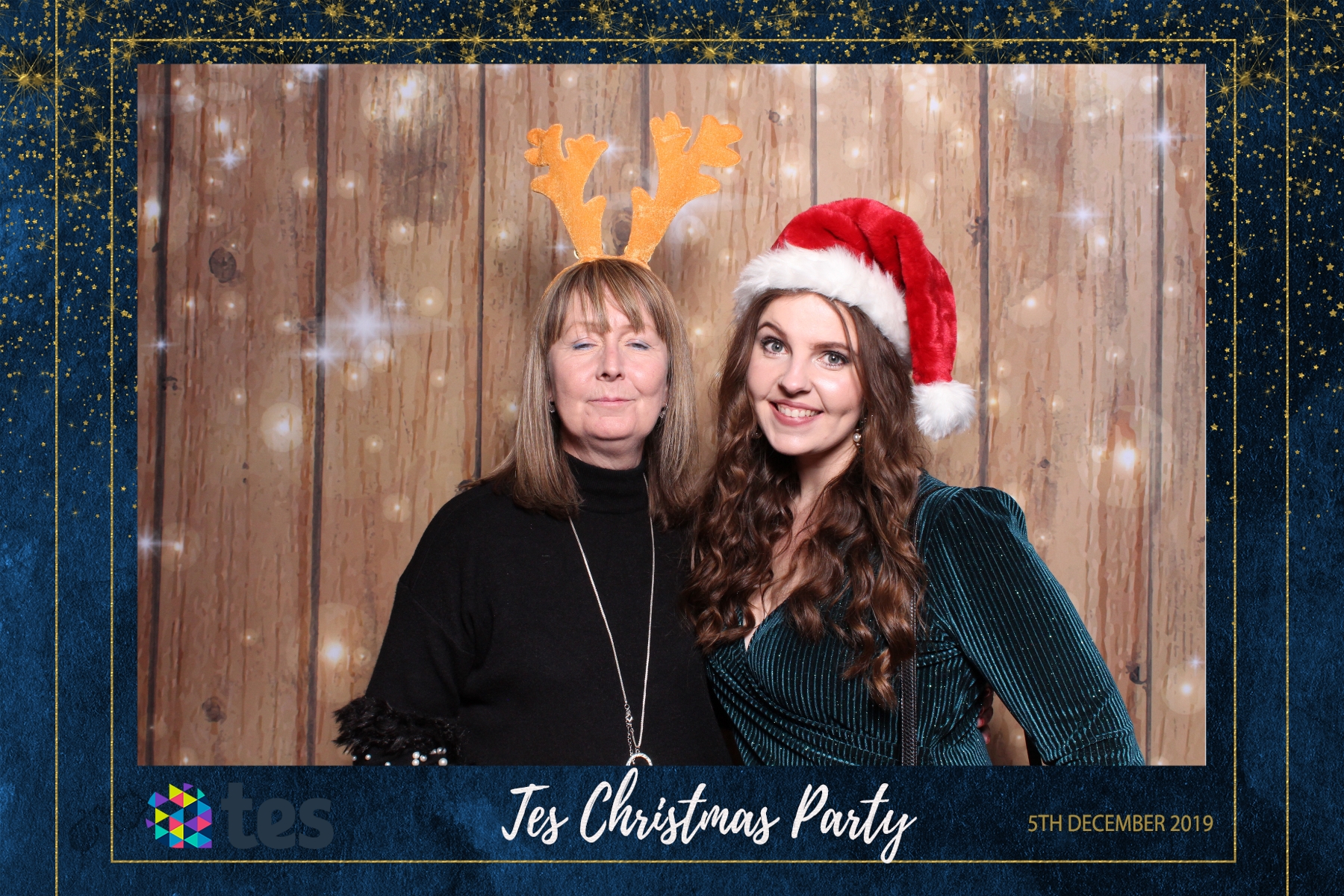 Tes Christmas party  | View more photos from the event at gallery.magicimages.uk/u/MagicImages/Tes-Christmas-party